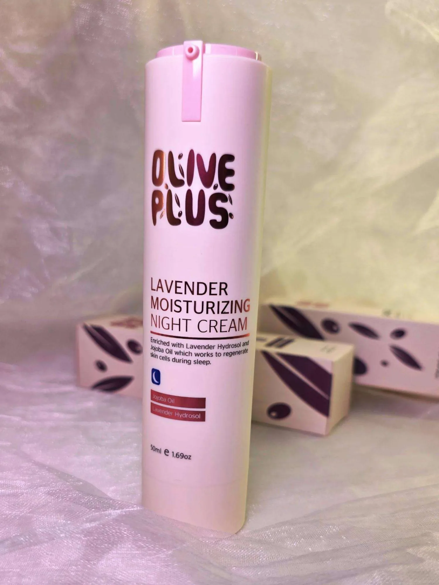 كريم الليل المرطب والمغذي بخلاصة اللافندر والجوجوبا من أوليف بلس (Olive Plus Lavender Moisturizing Night Cream)