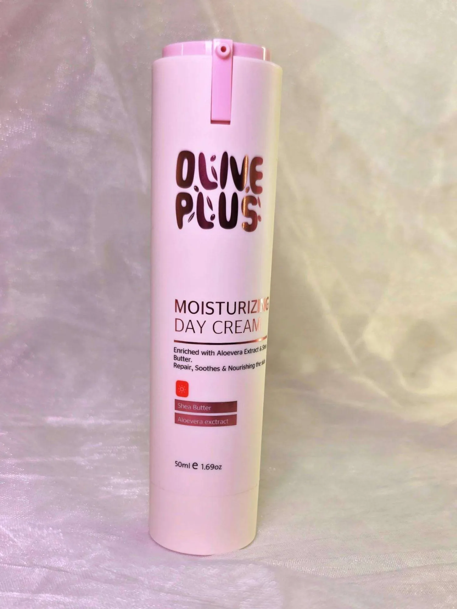 كريم النهار المرطب والمغذي مع عامل حماية (SPF 15+) من أوليف بلس (Olive Plus Moisturizing Day Cream)