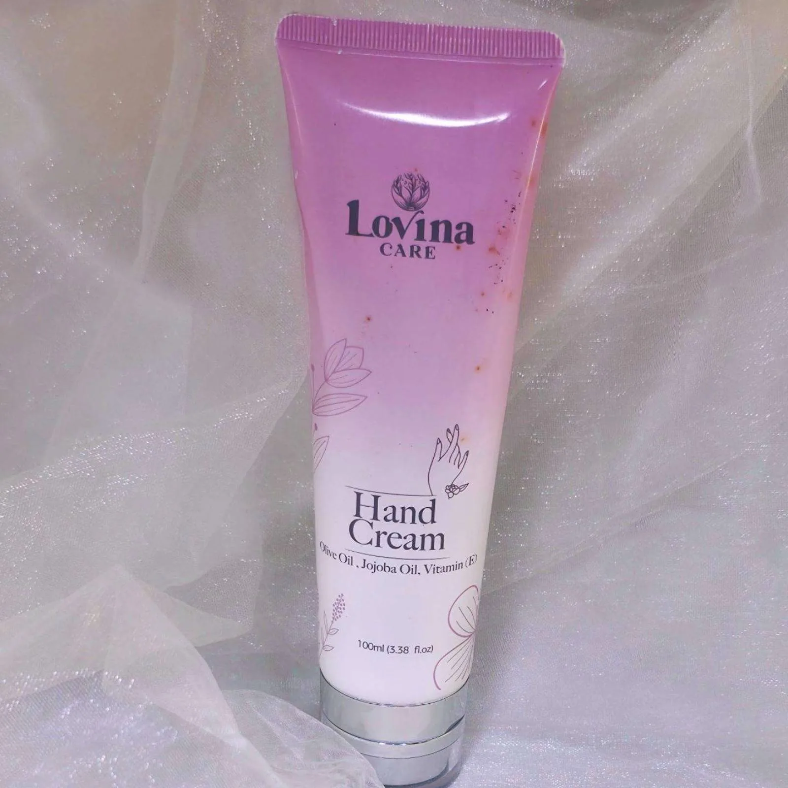 كريم لوفينا كير العلاجي المكثف لليدين بزيت الجوجوبا وفيتامين E (Lovina Care Treat Hand Cream)