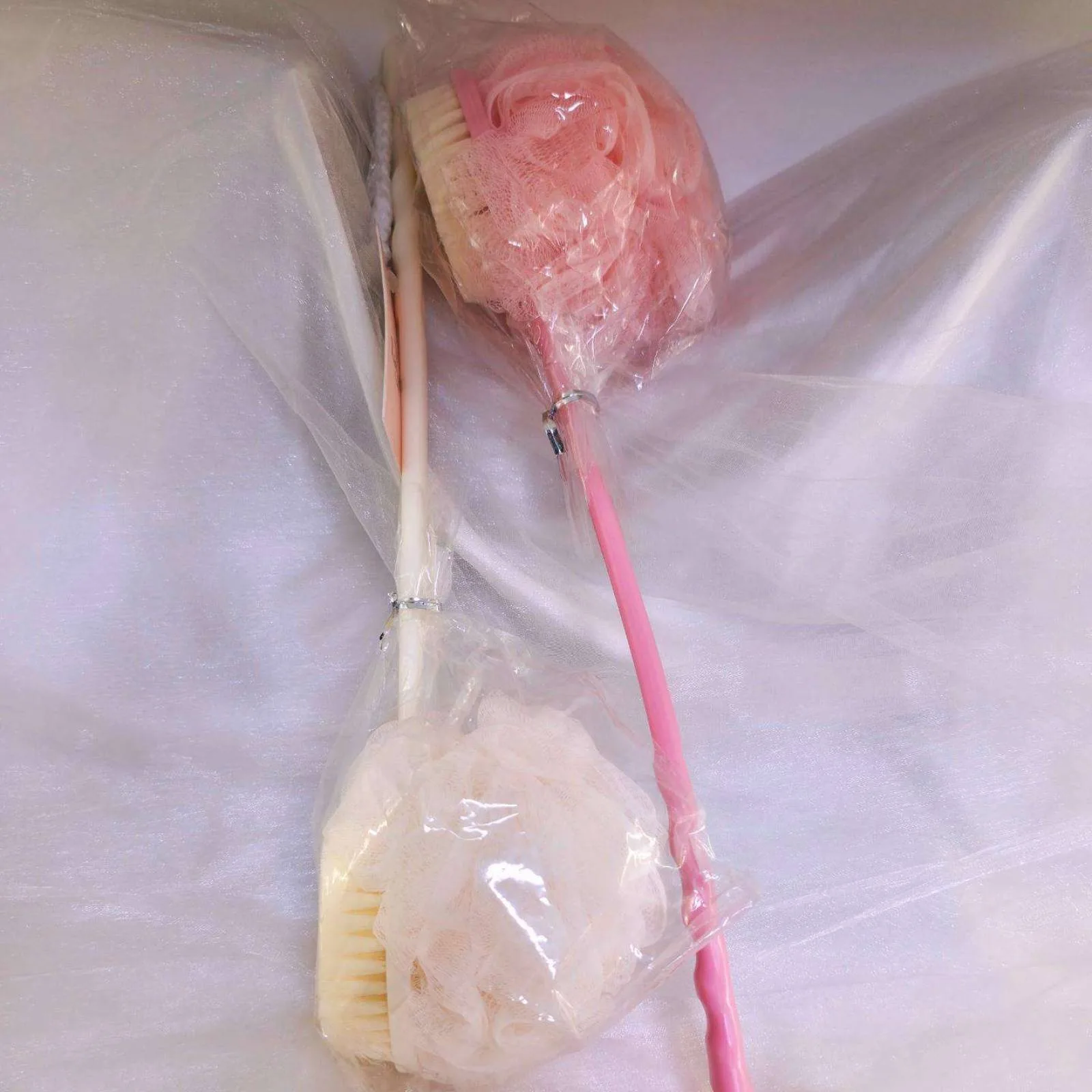 ليفة وفرشاة الاستحمام 2 في 1 بمقبض طويل من لوفينا كير (Lovina Care 2 in 1 Bath Brush & Sponge)